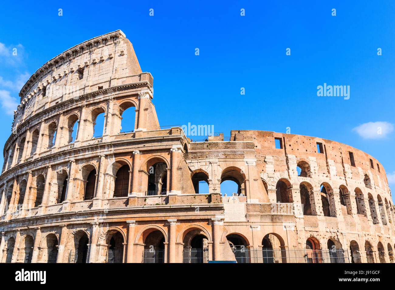 Rom, Italien. Ansicht des Kolosseums an einem sonnigen Tag. Stockfoto