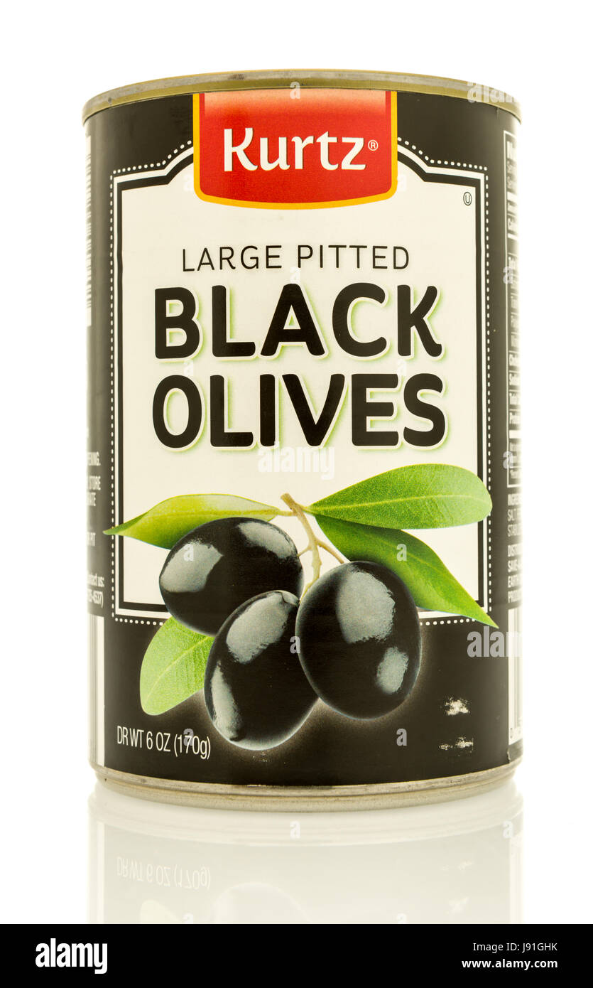 Winneconne, Wisconsin - 16. Mai 2017: eine Dose Kurtz große entsteinte schwarze Oliven auf einem isolierten Hintergrund. Stockfoto