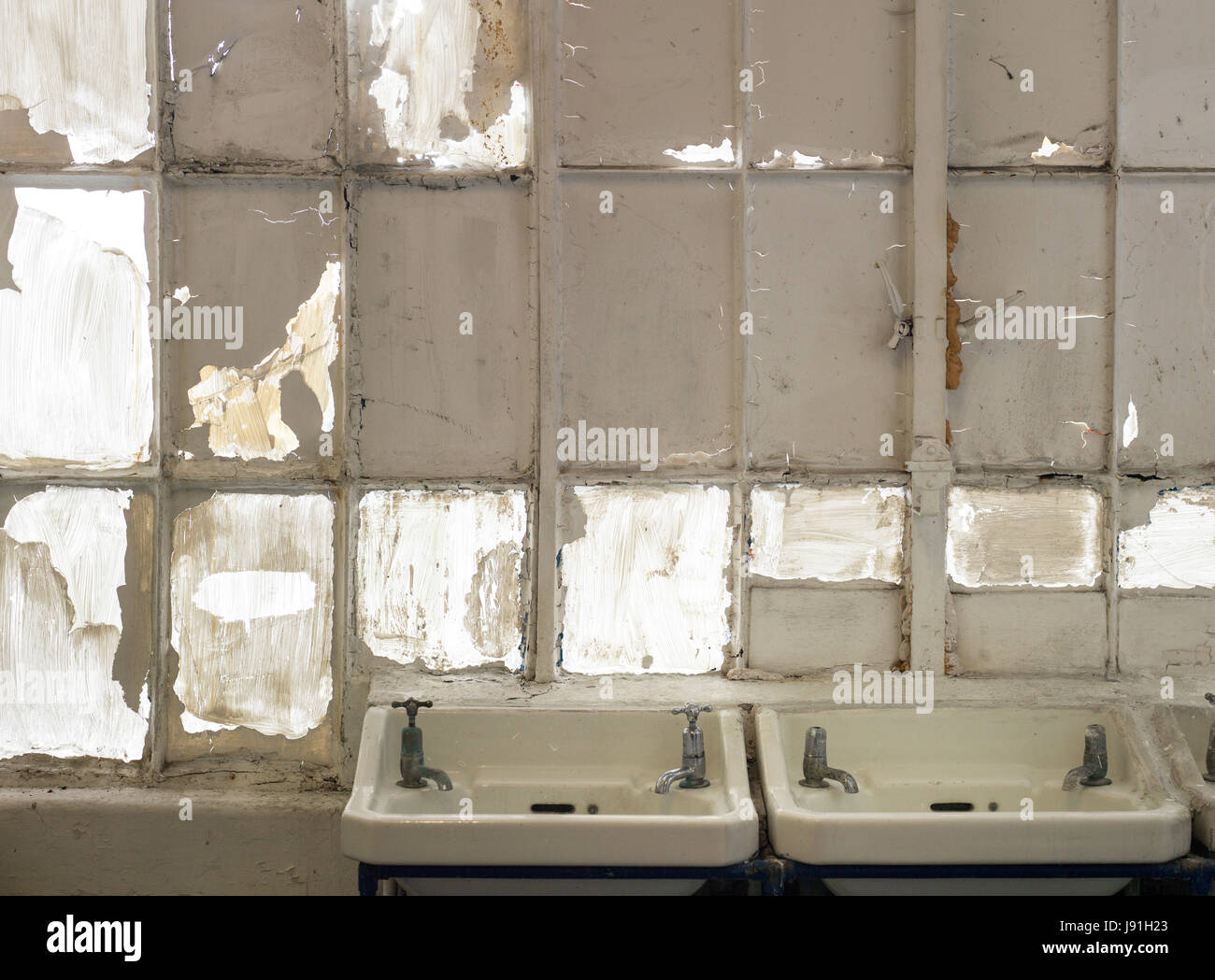 schmutzige weiße Badezimmer Waschbecken im Sanitärgebäude Stockfoto