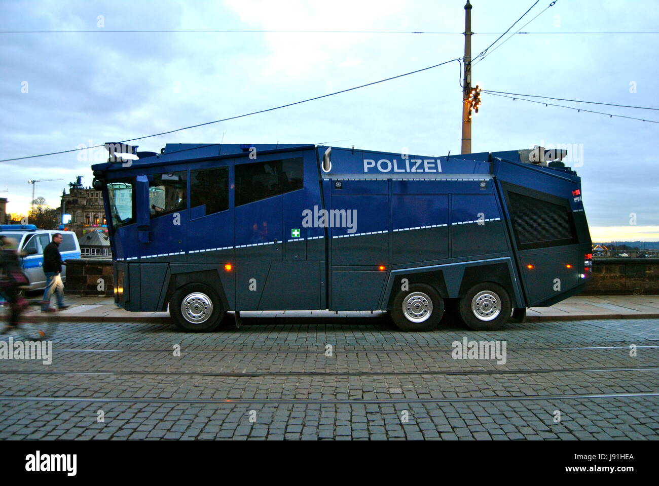 Polizei-Wasserwerfer vor Pegida Rallye, Dresden, Deutschland Stockfoto