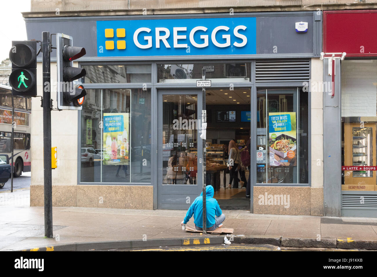 Greggs Sandwich Shop mit Mann betteln außerhalb, George Square, Glasgow, Schottland, Vereinigtes Königreich Stockfoto