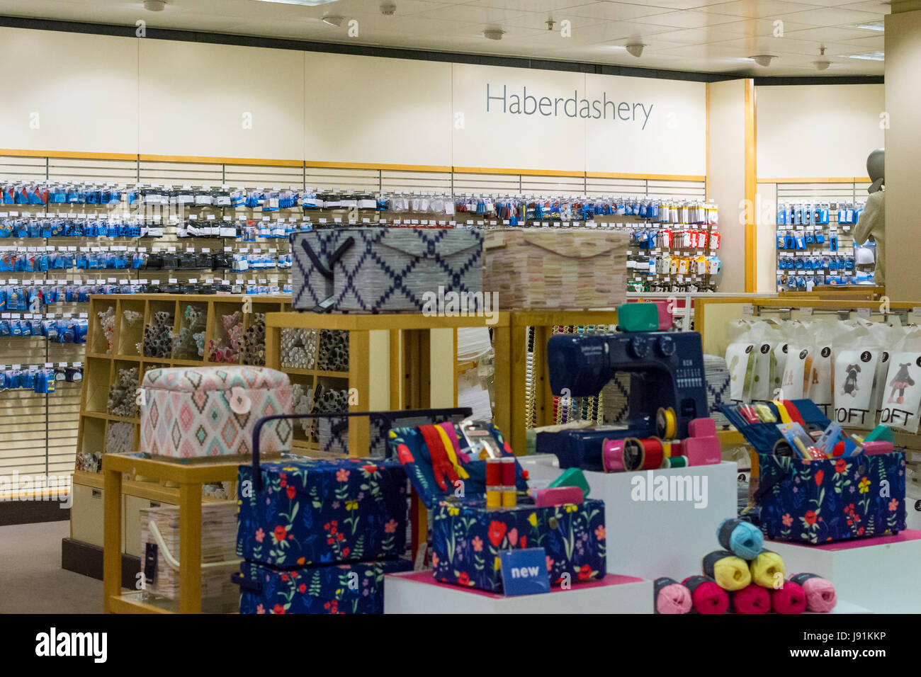 Kurzwaren-Abteilung in John Lewis Department Store, Glasgow, Schottland, Großbritannien Stockfoto