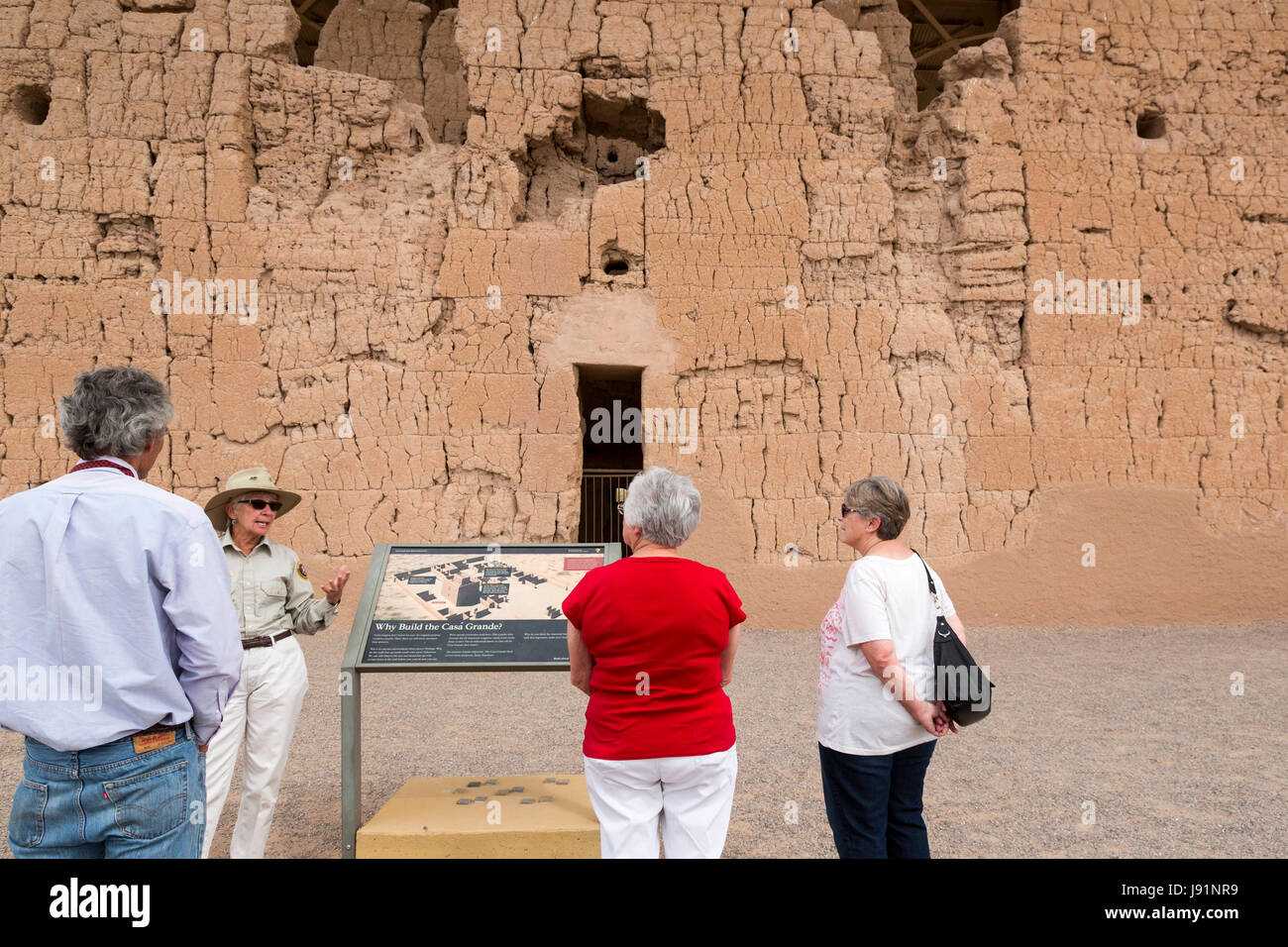 Coolidge, Arizona - eine freiwillige Gespräche mit Besuchern im Casa Grande Ruins National Monument. Das vierstöckige Gebäude hat sieben Jahrhunderte in th überlebt. Stockfoto