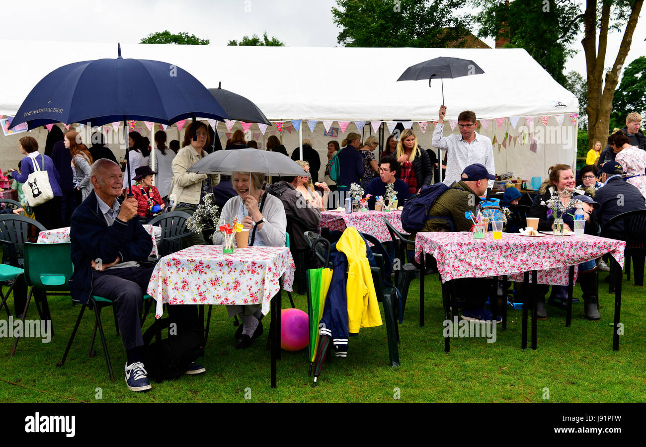 Einheimischen Entspannung durch die Erfrischung-Zelt in der typischen englischen Regen in einem lokalen Dorf fair, Rowledge, UK. 29.05.2017. Stockfoto