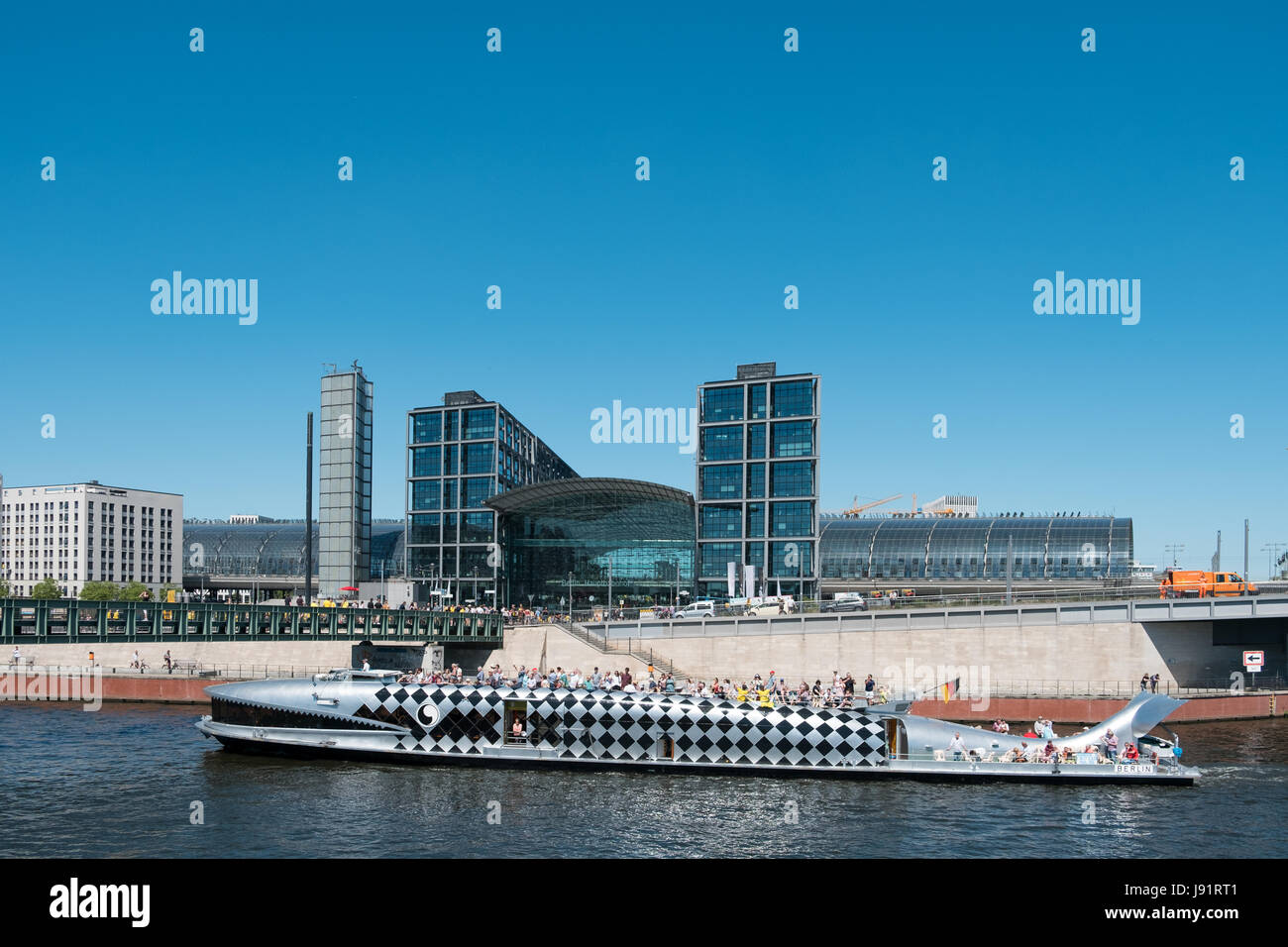 Touristenboot auf Sightseeing-Tour, Berlin Hauptbahnhof Stockfoto