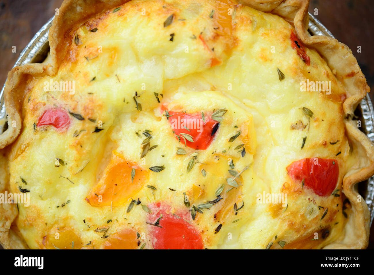 Hausgemachten Mozzarella und Char gegrillte Paprika Quiche in einer Folie Tablett Stockfoto