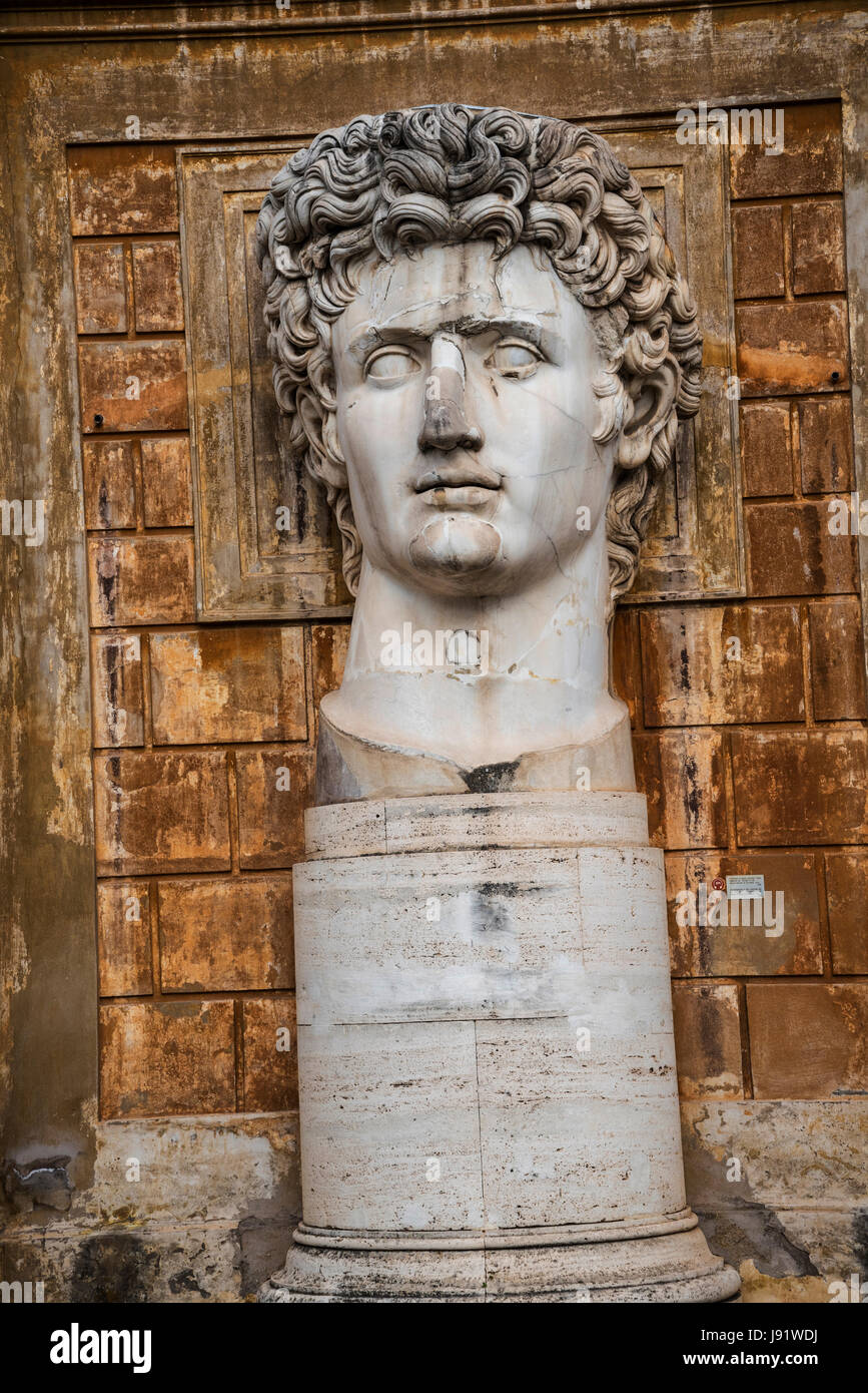 Die Gärten von den Vatikanischen Museen in Rom abzuschalten steht der Innenhof der Ananas, Cortile della Pigna, die riesigen Kopf von Constantine Stockfoto