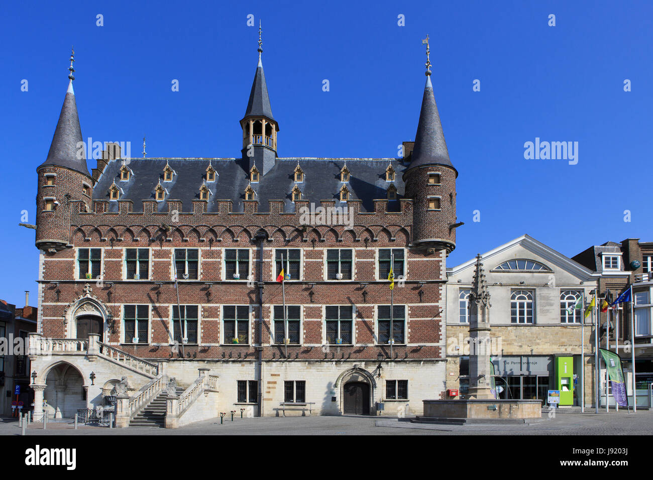 Das aus dem 19. Jahrhundert Neo-gotische Rathaus am Marktplatz in Geraardsbergen, Belgien Stockfoto
