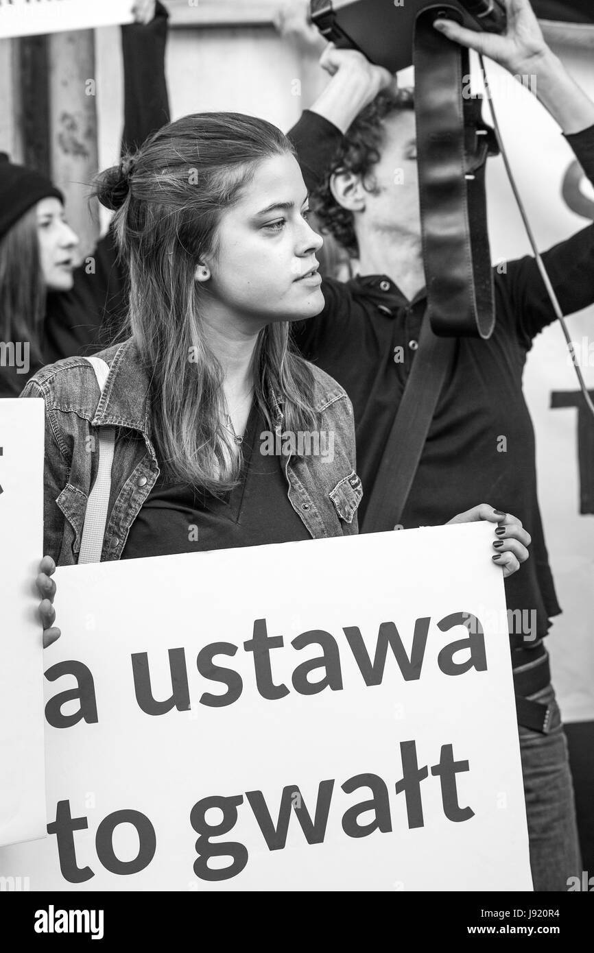 Proteste in Polen gegen das vollständige Verbot von Abtreibung, schwarzen Protest, Rechte der Frauen, Frauen protestieren. 2016-Posen. Stockfoto