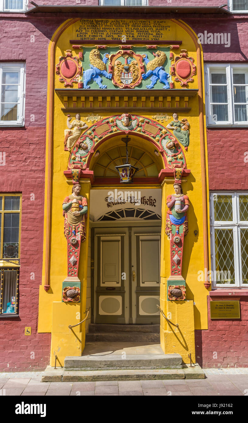 Eingang in die historische Apotheke Lüneburg, Deutschland Stockfoto