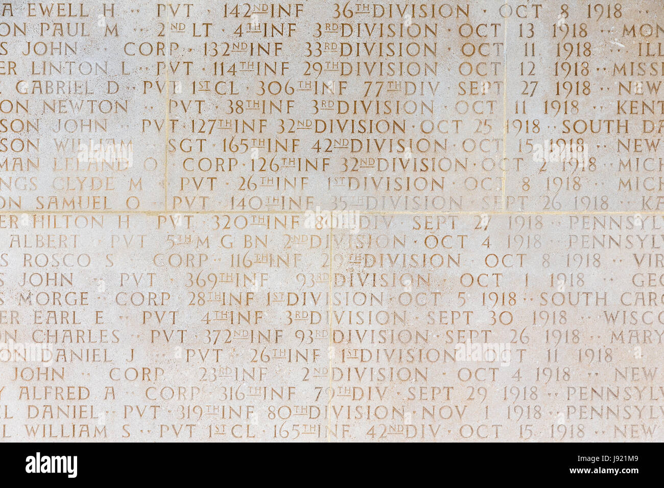 VERDUN, Frankreich - 19. August 2016: Denkmal mit Namen am amerikanischen Friedhof in der Nähe von Romagne-Sous-Faucon für ersten Weltkrieg Soldaten gestorben am Kamp Stockfoto