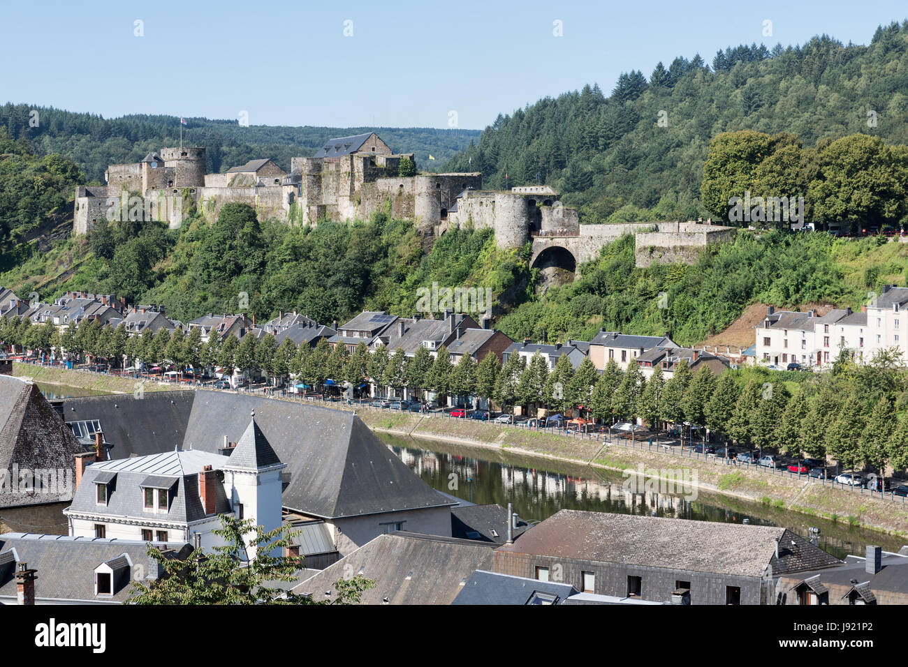 Luftbild Bouillon mit mittelalterlichen Burg entlang Fluss Semois in