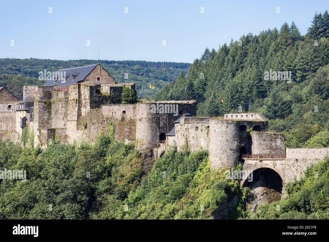 Mittelalterliche Burg von Bouillon in den belgischen Ardennen in der ...