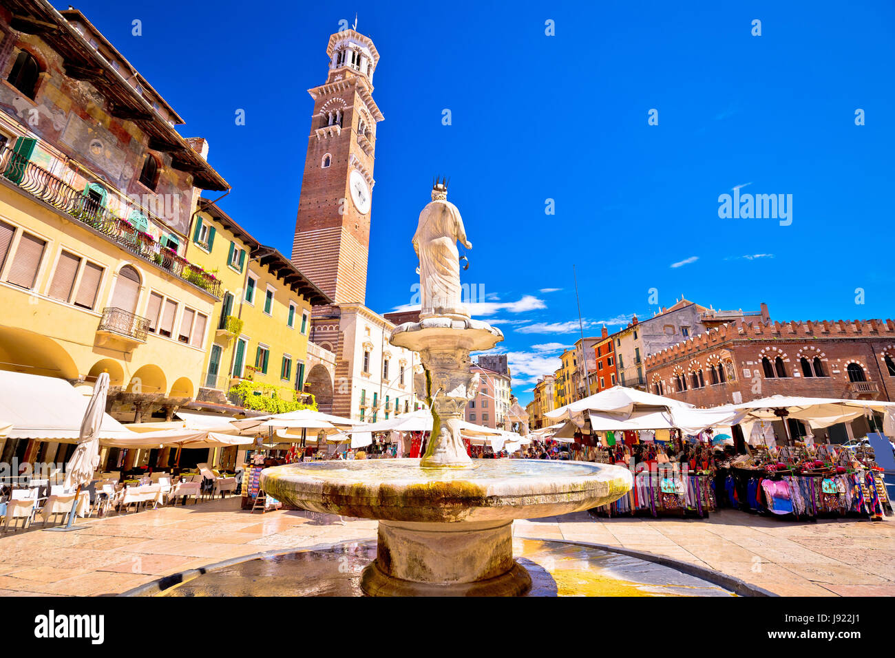 Piazza Delle Erbe in Verona Straße und Blick auf den Markt mit Lamberti Turm, touristische Destination in Veneto Region von Italien Stockfoto