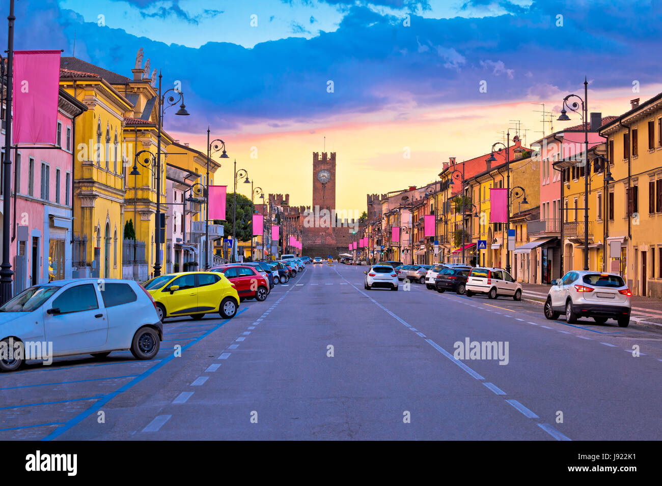Villafranca di Verona Street und Wahrzeichen Blick auf den Sonnenuntergang, Stadt in Veneto Region von Italien Stockfoto