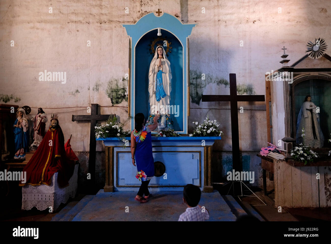 Junge philippinische Frau San Isidro Labrador Pfarrei RKK allgemein bekannt als Lazi Kirche auf die Insel Siquijor befindet sich in der Region Central Visayas auf den Philippinen besuchen Stockfoto