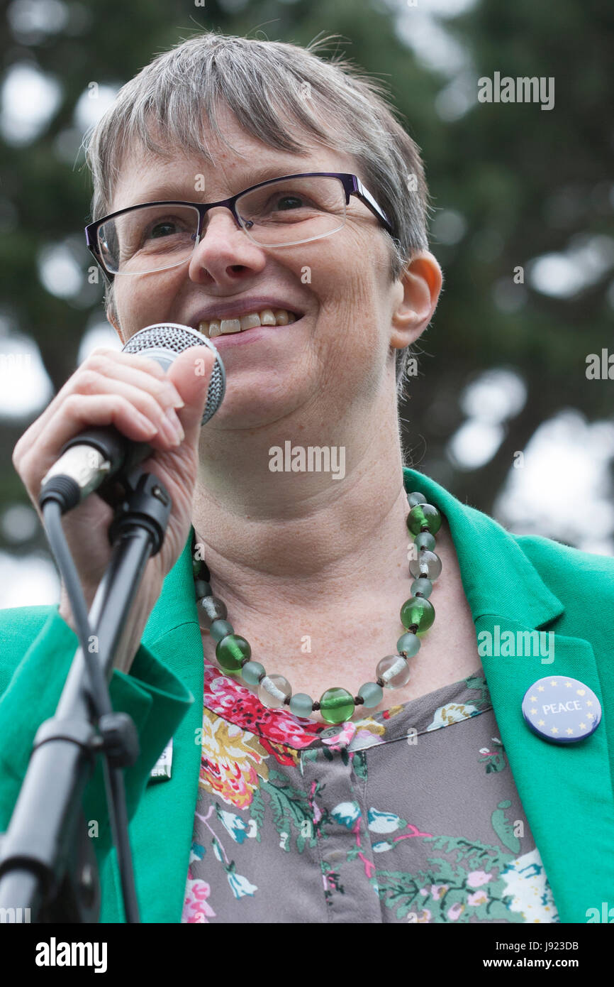 Molly Scott Cato MEP und angehende grüne Partei Kandidat für Bristol West, eine Rede in Redland, Bristol Stockfoto