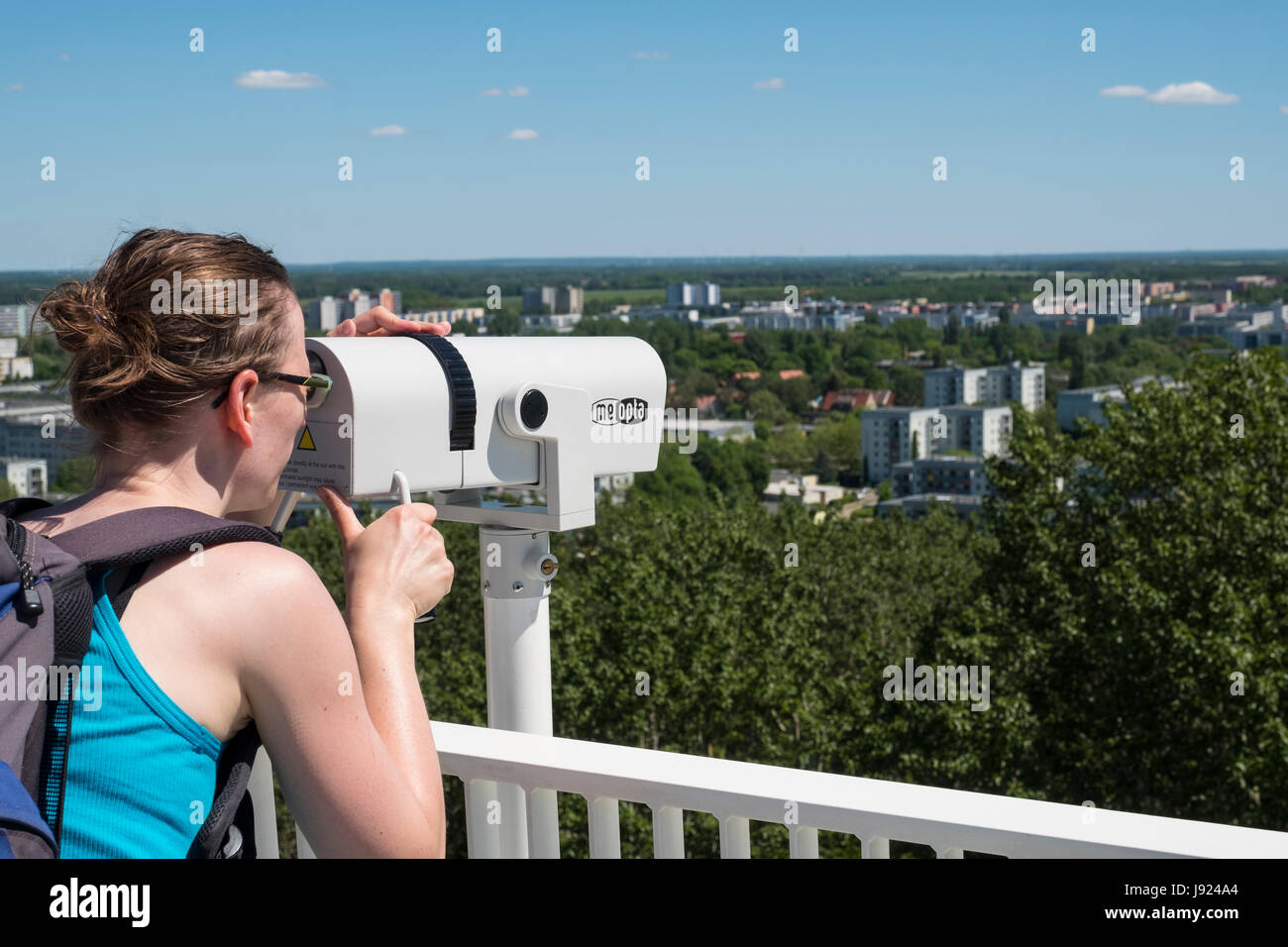 Besucher auf die Aussichtsplattform am IGA 2017 internationales Gartenfestival (internationale Garten Ausstellung) in Berlin, Deutschland Stockfoto