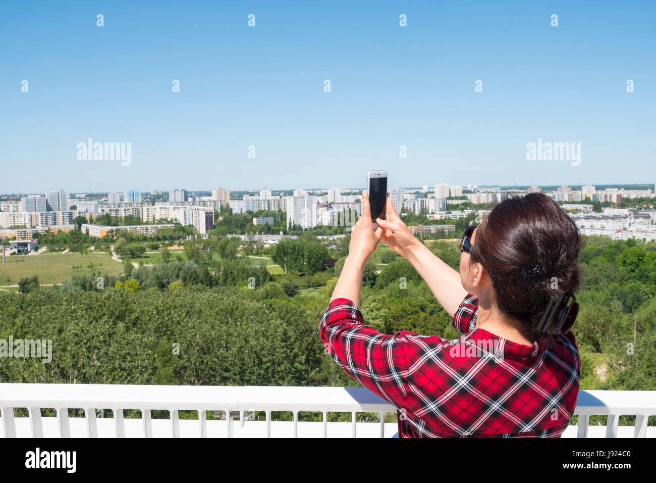 Besucher auf die Aussichtsplattform am IGA 2017 internationales Gartenfestival (internationale Garten Ausstellung) in Berlin, Deutschland Stockfoto