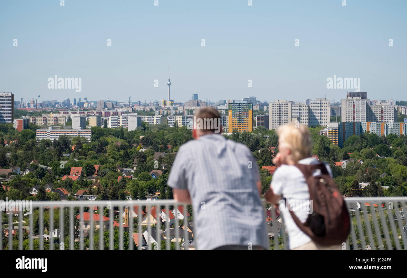 Besucher auf die Aussichtsplattform mit Blick auf die Berliner Skyline bei IGA 2017 internationales Gartenfestival (internationale Garten Ausstellung) in Berlin, Deutsch Stockfoto