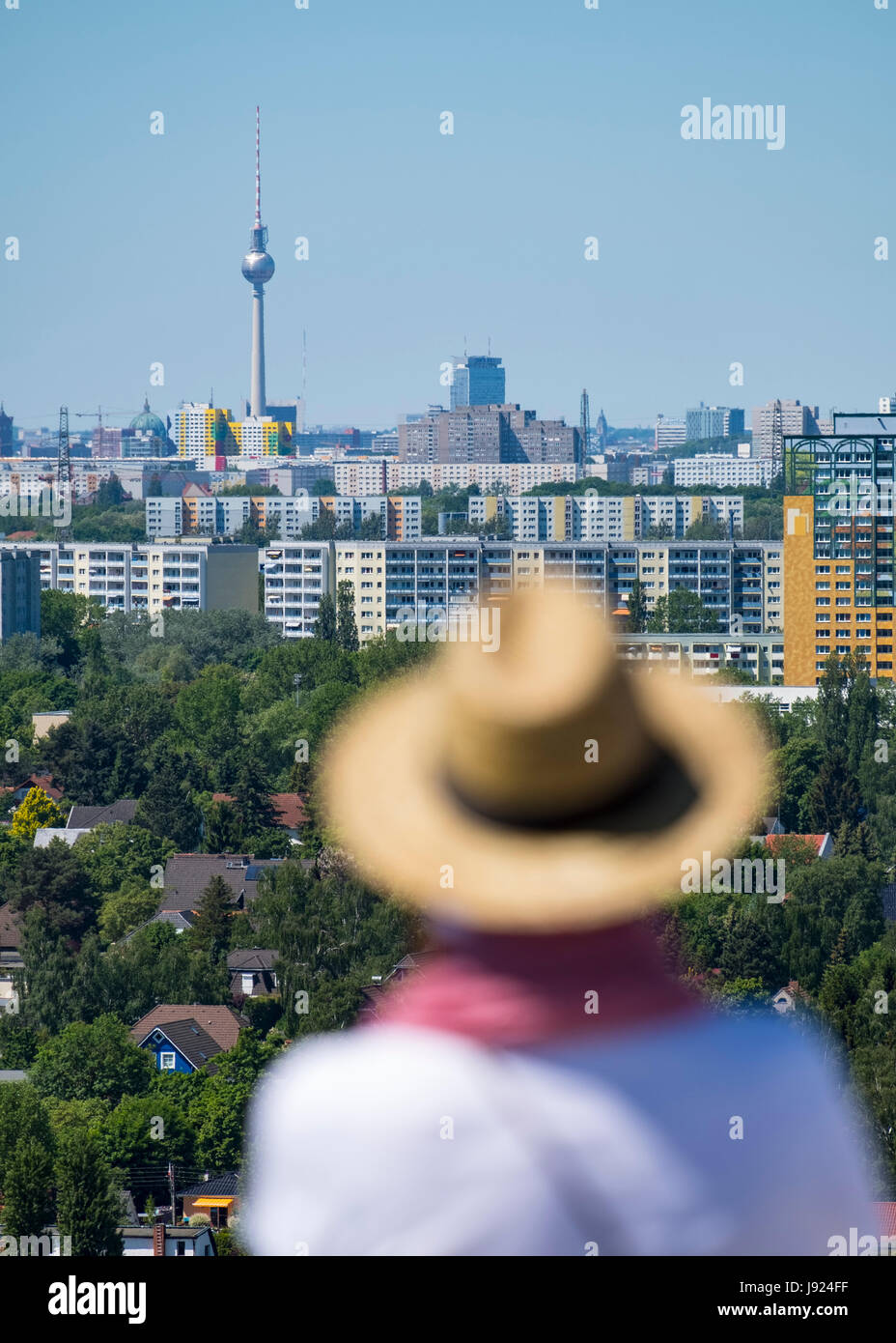 Besucher auf die Aussichtsplattform mit Blick auf die Berliner Skyline bei IGA 2017 internationales Gartenfestival (internationale Garten Ausstellung) in Berlin, Deutschland Stockfoto