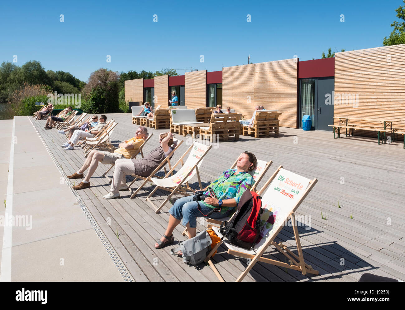 Campus-Pavillon Café im Freien mit Blick auf Feuchtgebiete und Teich an IGA 2017 internationales Gartenfestival (internationale Garten Ausstellung) in Berlin, Stockfoto