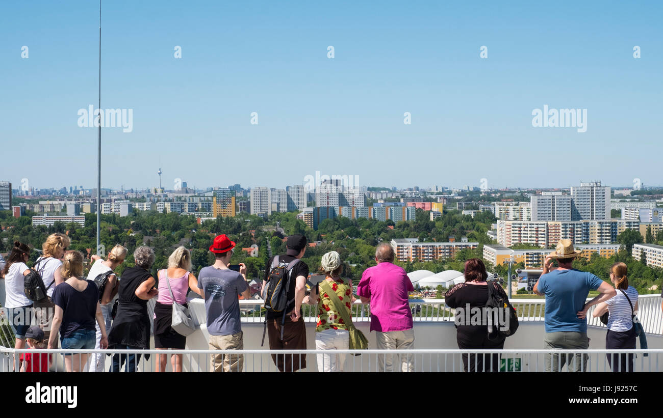 Besucher am Aussichtspunkt Blick auf Skyline von Berlin bei IGA 2017 internationales Gartenfestival (internationale Garten Ausstellung) in Berlin, Deutschland Stockfoto