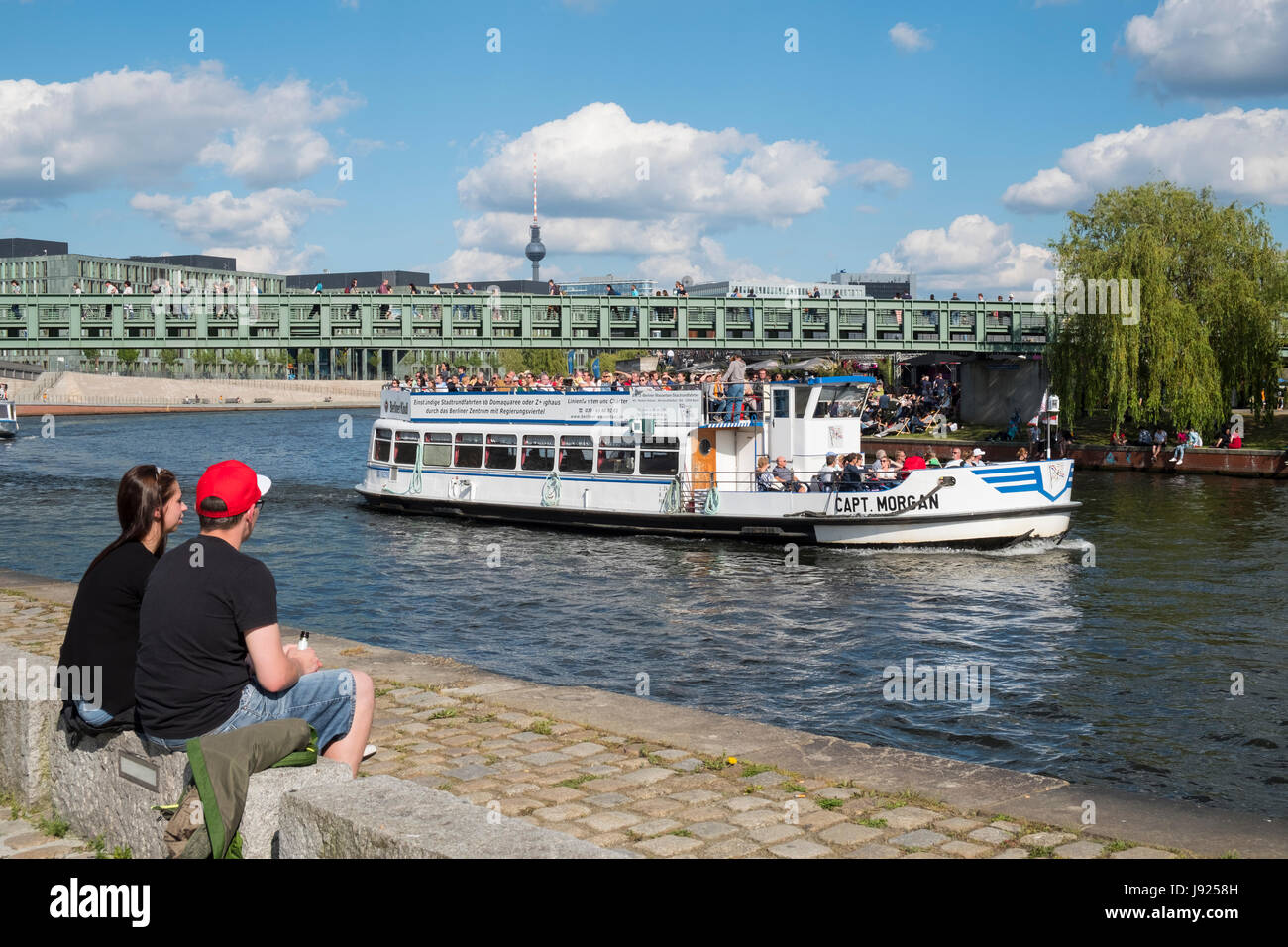 Touristische Stadt Bootstour auf der Spree entlang im Sommer in Berlin, Deutschland Stockfoto