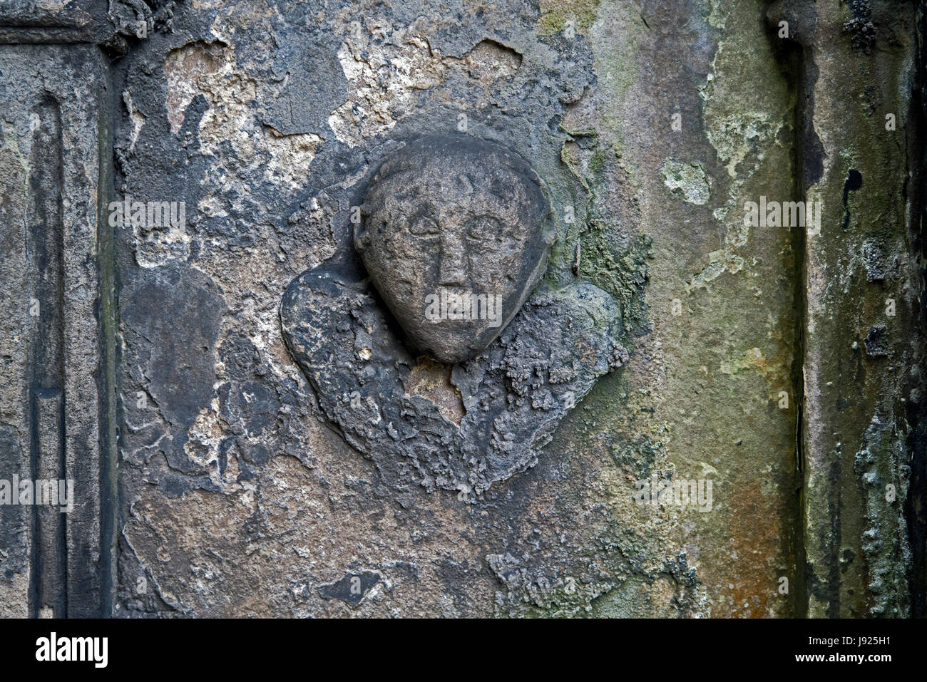 Die abgenutzt und verwitterten Detail aus ein Denkmal in Greyfriars Kirkyard in Edinburgh, Schottland, Großbritannien. Stockfoto