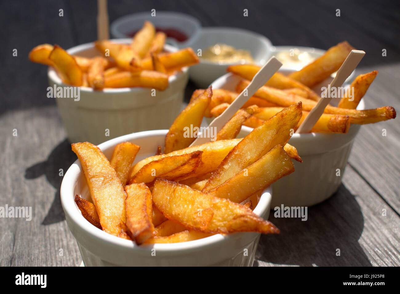 Pommes Frites In Schalen Fur Snacks Und Saucen Auf Holzernen Hintergrund Stockfotografie Alamy