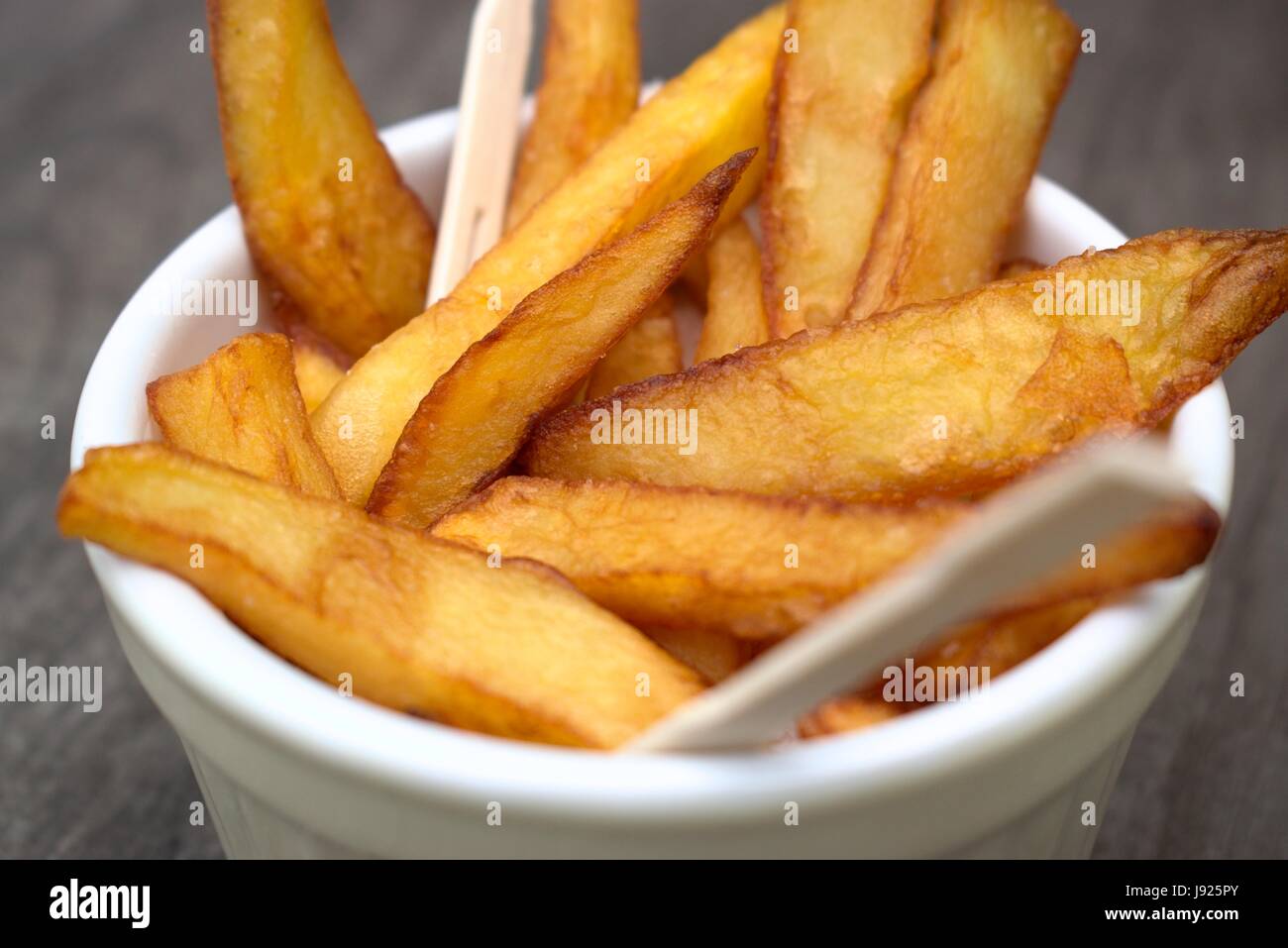 Pommes frites in Schalen für Snacks auf hölzernen Hintergrund. Stockfoto