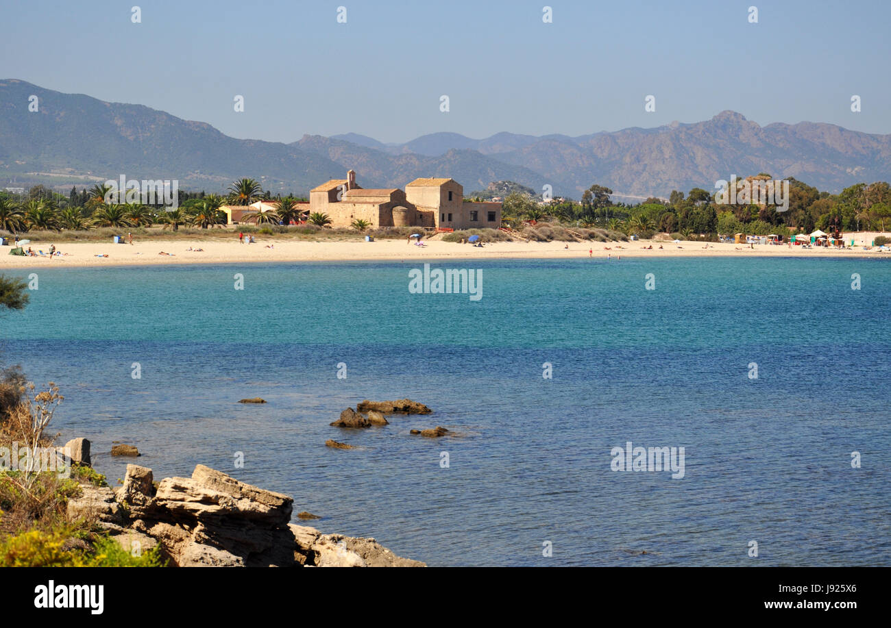 Beeautiful Nora Sicht auf Strand und alte Kathedrale auf der Insel Sardinien in Italien - Mittelmeer Stockfoto