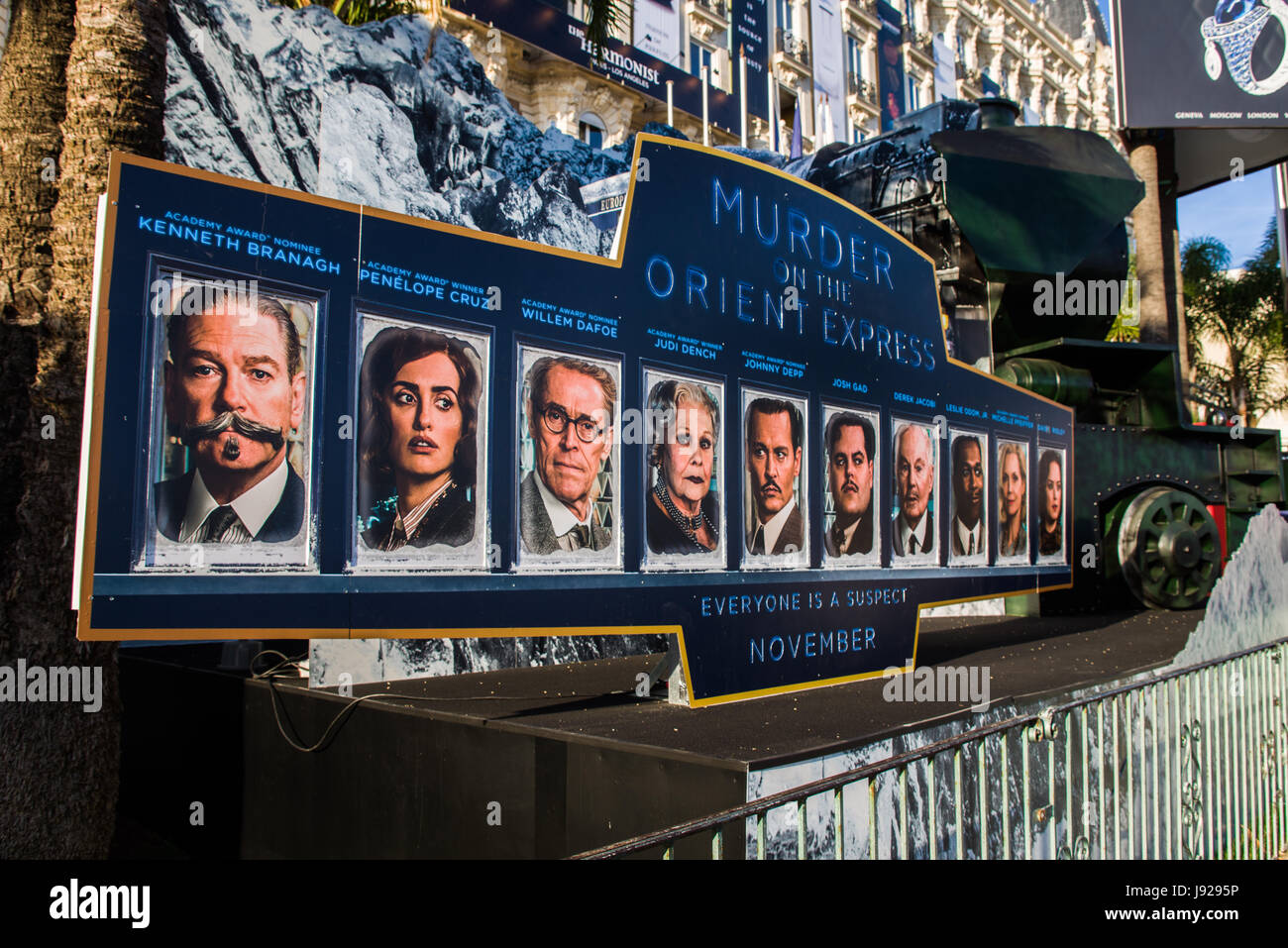 CANNES, Frankreich - MAY.23: ein Plakat werben der neue Film "Murder on the Orient express" starring Jonny tief der 70. Festival von Cannes am 23. Stockfoto