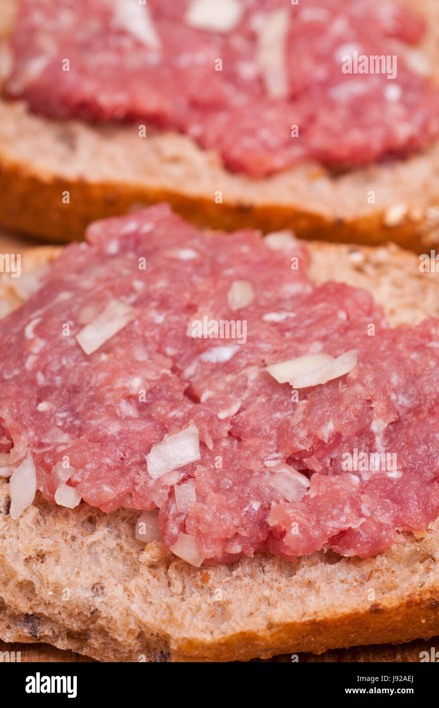 Zwiebelmett auf einem Vollkorn-Brötchen Stockfotografie - Alamy