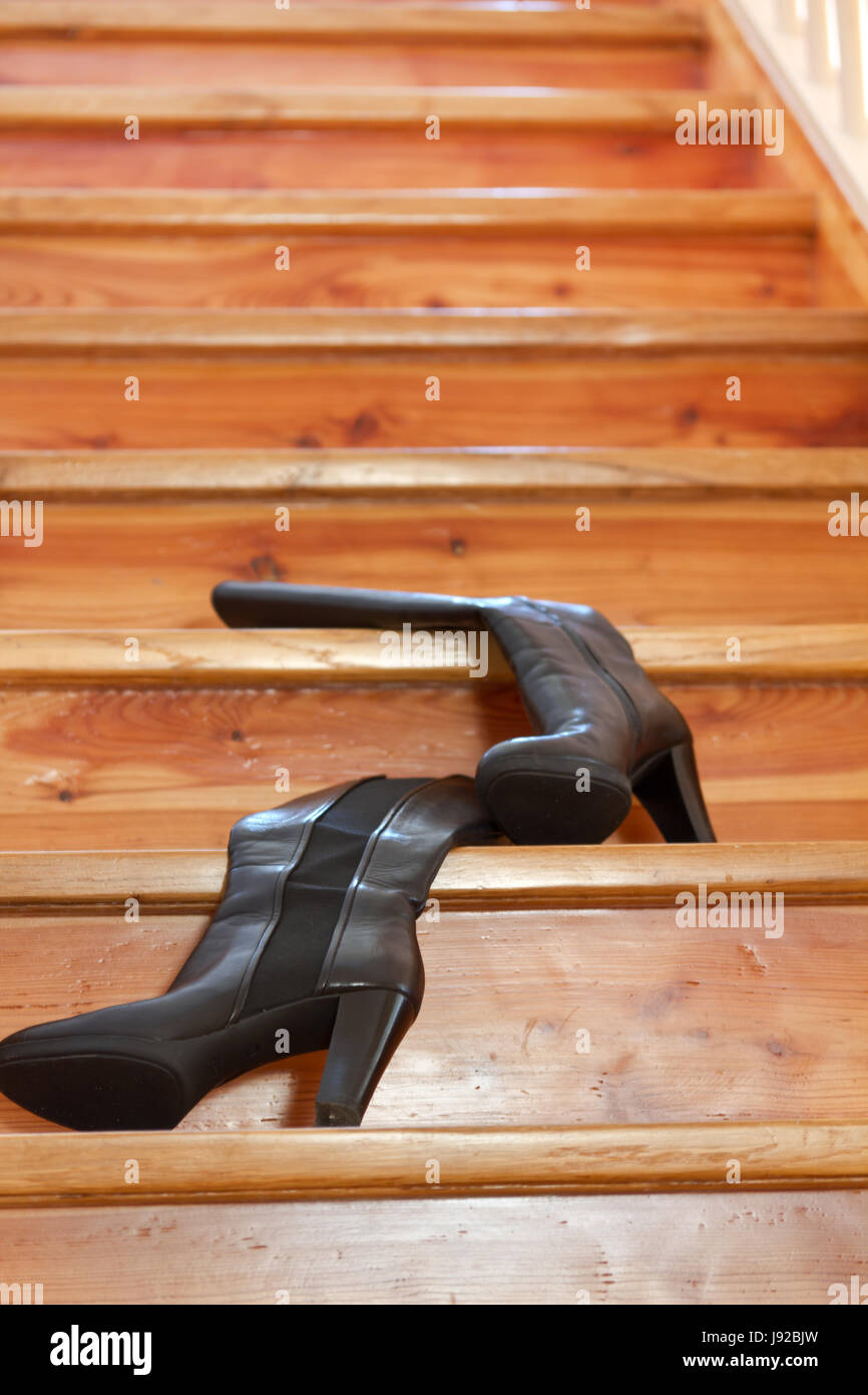 Damen Stiefel auf einer Holztreppe Stockfoto