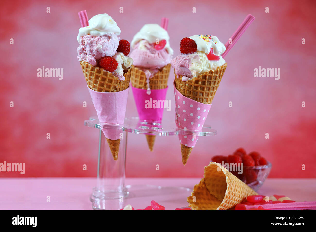 Sommer rosa Thema Gourmet-Eiscreme-Kegel Stockfoto