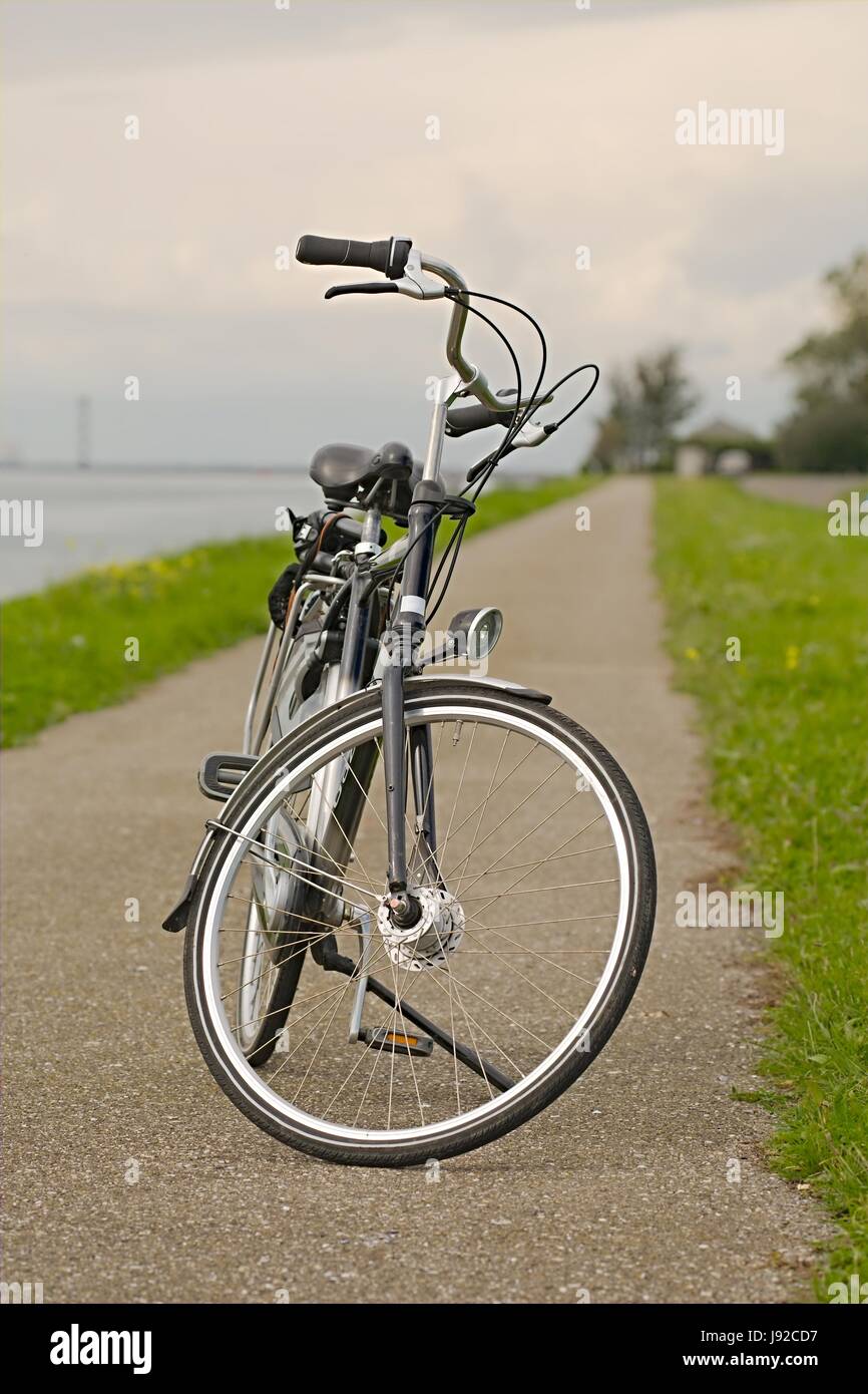 Fahrrad auf der Straße entlang des Flusses Stockfoto