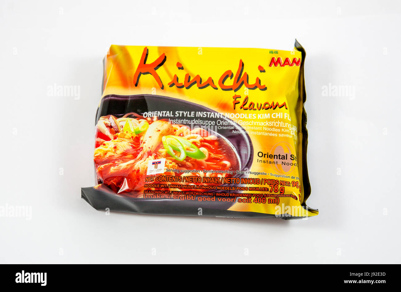 Mama Kimchi Geschmack instant-Nudeln isoliert auf einem weißen Hintergrund. Stockfoto