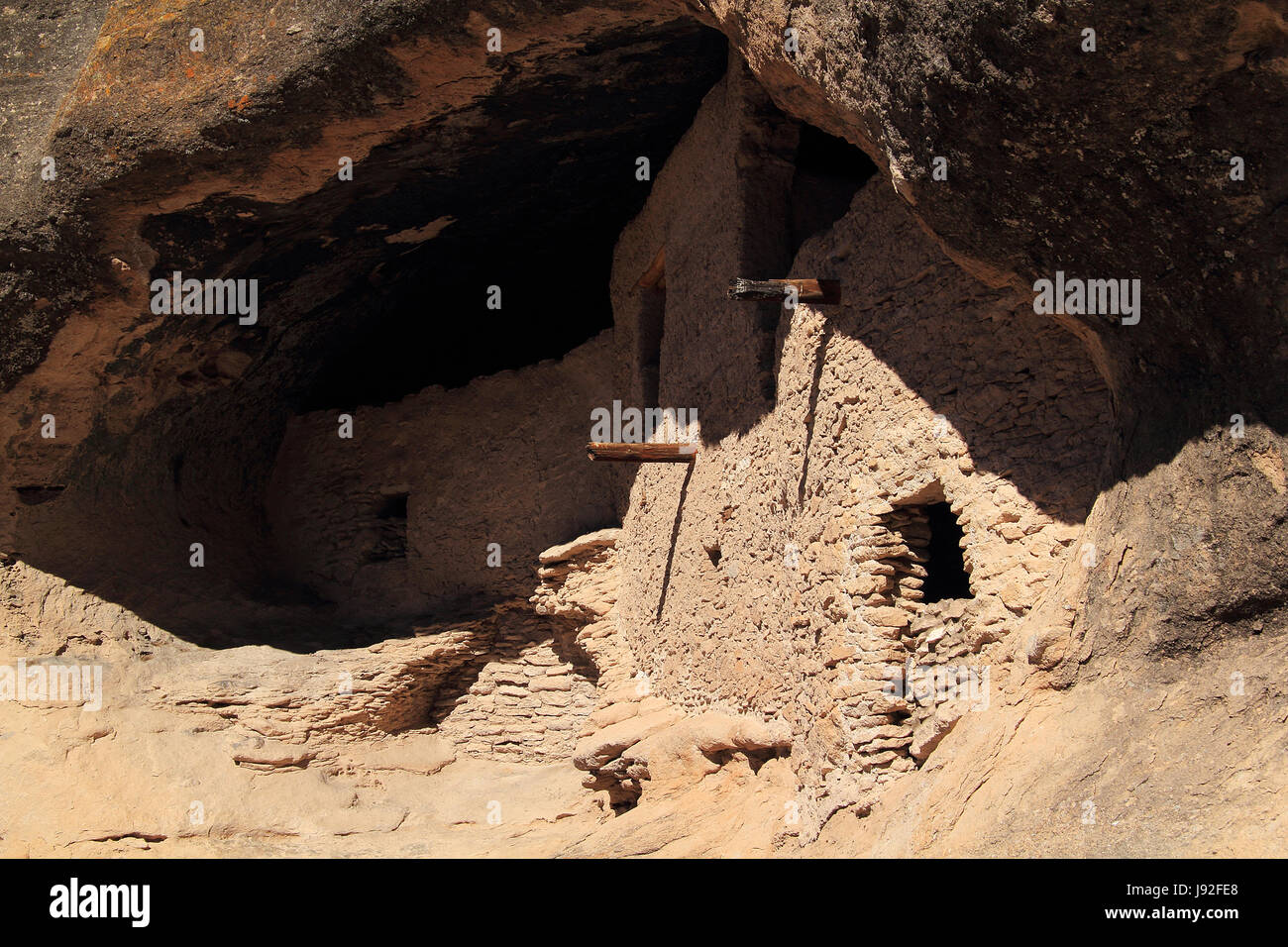 Gila Cliff Dwellings National Monument in New Mexico enthält Freizeit Wanderwege, ursprüngliche indianische Kunst und archäologischen Ruinen Stockfoto