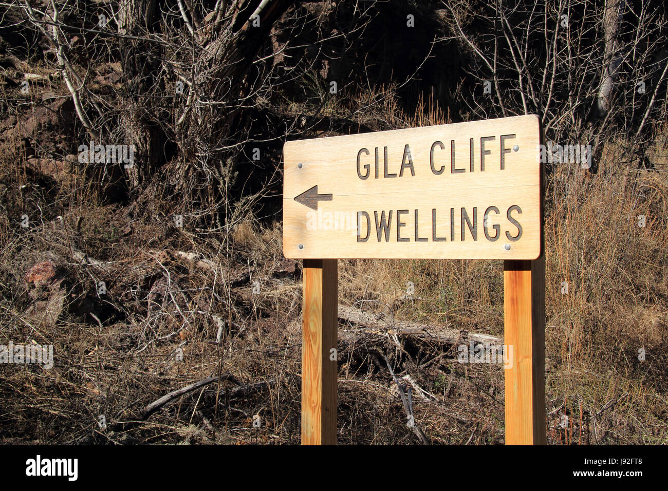 Gila Cliff Dwellings National Monument in New Mexico enthält Freizeit Wanderwege, ursprüngliche indianische Kunst und archäologischen Ruinen Stockfoto