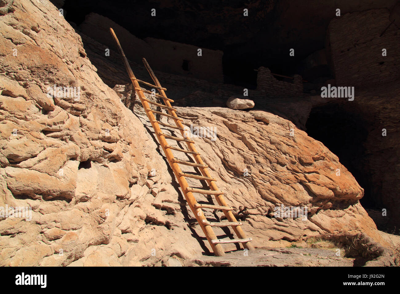 Gila Cliff Dwellings National Monument in New Mexico enthält Freizeit Wanderwege, ursprüngliche indianische Kunst und archäologischen Ruinen Stockfoto