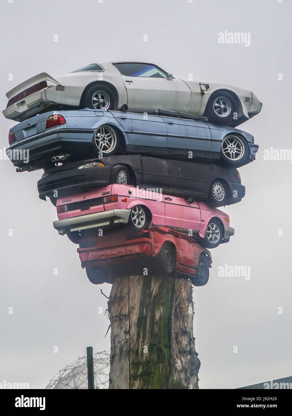 Autos-Skulptur in Vancouver - moderne Straßenkunst - Kanada Stockfoto