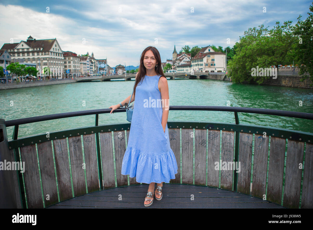 Schöne Frau genießen Sie Urlaub im Freien in Zürich, Schweiz  Stockfotografie - Alamy
