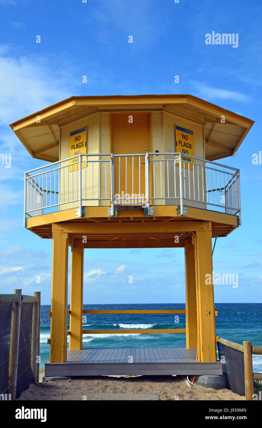 Gelbe Rettungsschwimmer-Hütte am Wanda Beach, Cronulla, New-South.Wales, Australien. Stockfoto