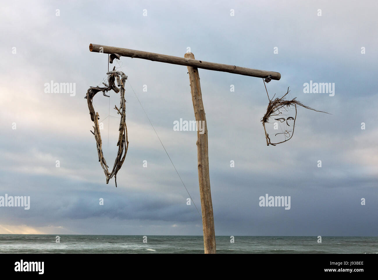Driftwood Skulpturen am Strand von Hokitika South Island, Neuseeland Stockfoto