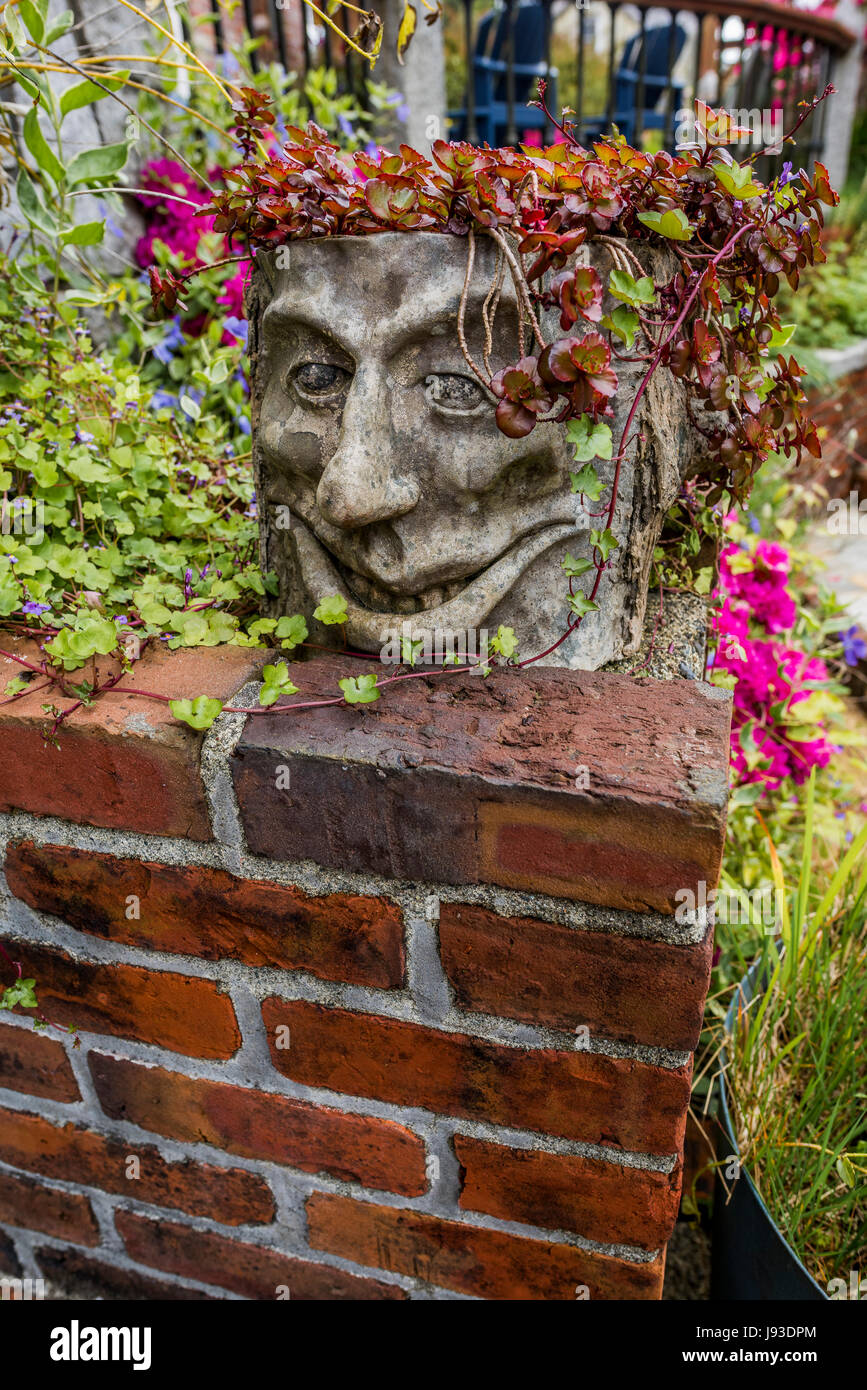 Handgemachte Garten Blumentopf mit Gesicht. Stockfoto