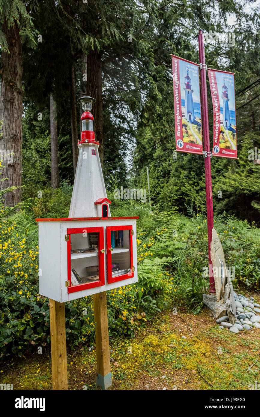 Wenig freie Bibliothek Buch-Box mit Leuchtturm, Shirley, Vancouver Island, British Columbia, Kanada. Stockfoto