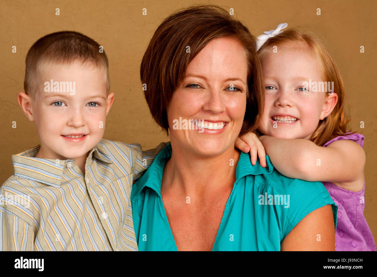 Glücklich liebende Mutter und ihre Kinder. Stockfoto