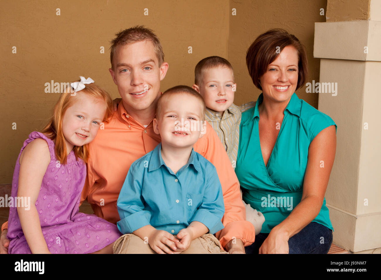 Glücklich liebende Eltern und ihre Kinder. Stockfoto