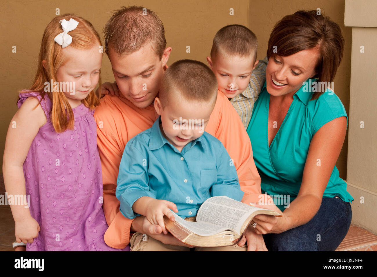 Glücklich liebende Eltern und ihre Kinder. Stockfoto